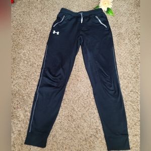 Under Armour Pants color black good condition